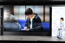 メイキング映像を視聴する柴田聡子。