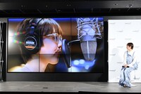 メイキング映像を視聴する柴田聡子。