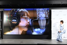 メイキング映像を視聴する柴田聡子。