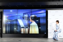 メイキング映像を視聴する柴田聡子。