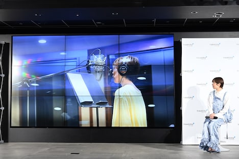 メイキング映像を視聴する柴田聡子。