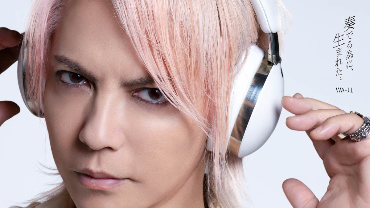 AVIOT「WA-J1」を到着したHYDE。
