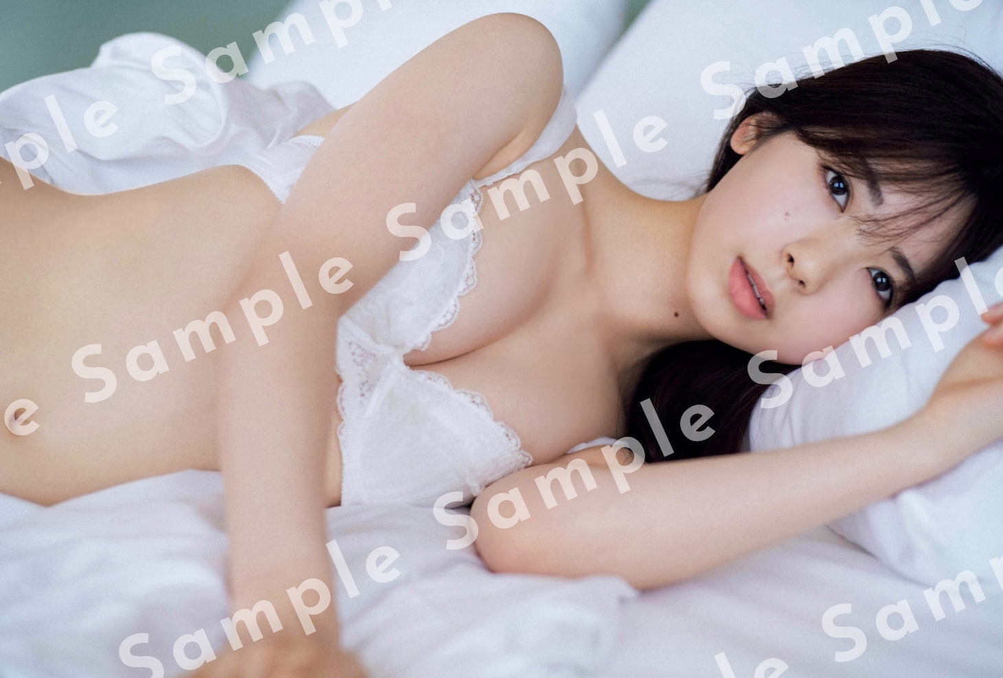 人気画像1位は「白ランジェリー着た筒井あやめが眠そう、1st写真集『感情の隙間』特典ポストカード第4弾公開」より、筒井あやめ（乃木坂46）1st写真集「感情の隙間」特典ポストカード。（撮影：細居幸次郎）
