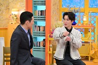左から東野幸治、渡辺翔太（Snow Man）。 ©フジテレビ