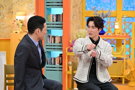 左から東野幸治、渡辺翔太（Snow Man）。 ©フジテレビ