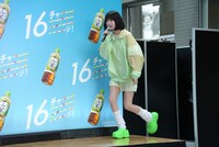 ライトグリーンの衣装で登場したano。