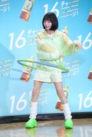 何度もフラフープをセットし諦めずに回し続けるano。