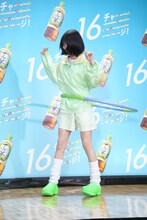 「難しい」と言いながらもフラフープを回し続けるano。