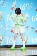 「難しい」と言いながらもフラフープを回し続けるano。