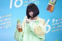 フラフープ後、「アサヒ 十六茶」を差し入れされたano。