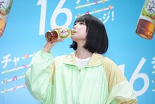 「アサヒ 十六茶」をぐびぐび飲むano。