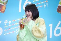 「アサヒ 十六茶」を飲んで笑顔を見せるano。