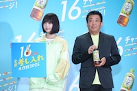 左からano、アサヒ飲料マーケティング二部長 高橋徹氏。