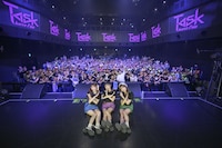 観客と記念撮影するTask have Fun。