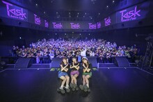 観客と記念撮影するTask have Fun。