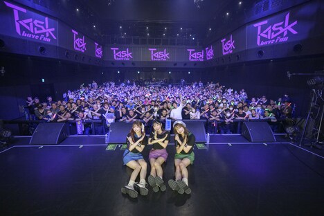 観客と記念撮影するTask have Fun。