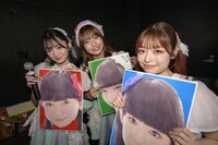 9年前の自身の顔写真を持つTask have Fun。