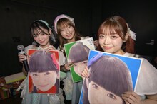 9年前の自身の顔写真を持つTask have Fun。