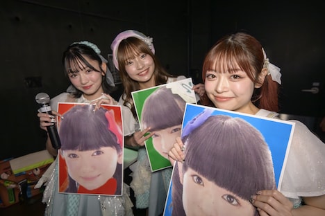 9年前の自身の顔写真を持つTask have Fun。