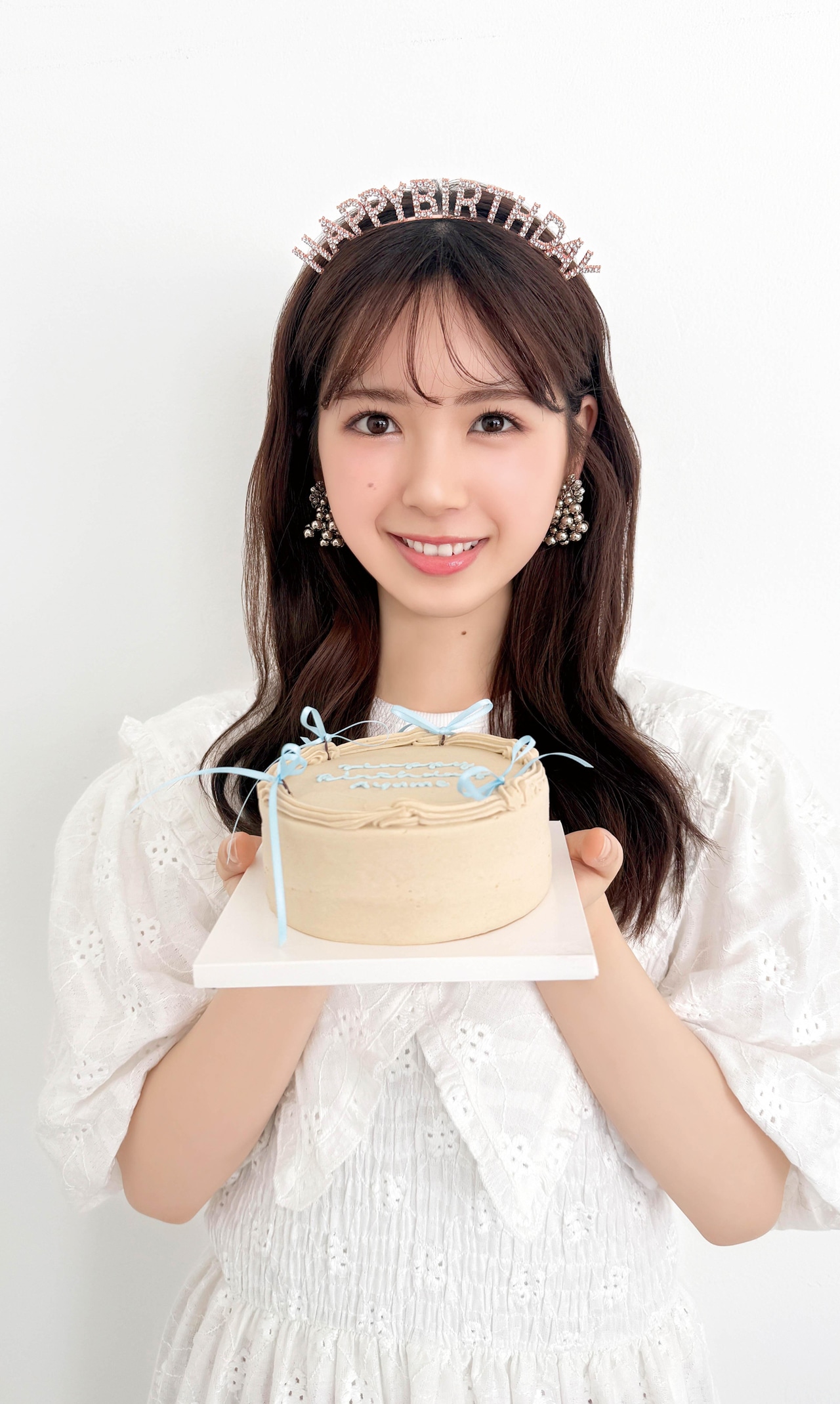 人気画像4位は「乃木坂46筒井あやめ、青ランジェリーで横たわる」より、筒井あやめ（乃木坂46）1st写真集「感情の隙間」バースデーカード。（撮影：細居幸次郎）