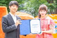 KDDI株式会社パーソナル事業本部マーケティング本部サービス推進部部長の新井宏史氏と白石まゆみ（SWEET STEADY）。