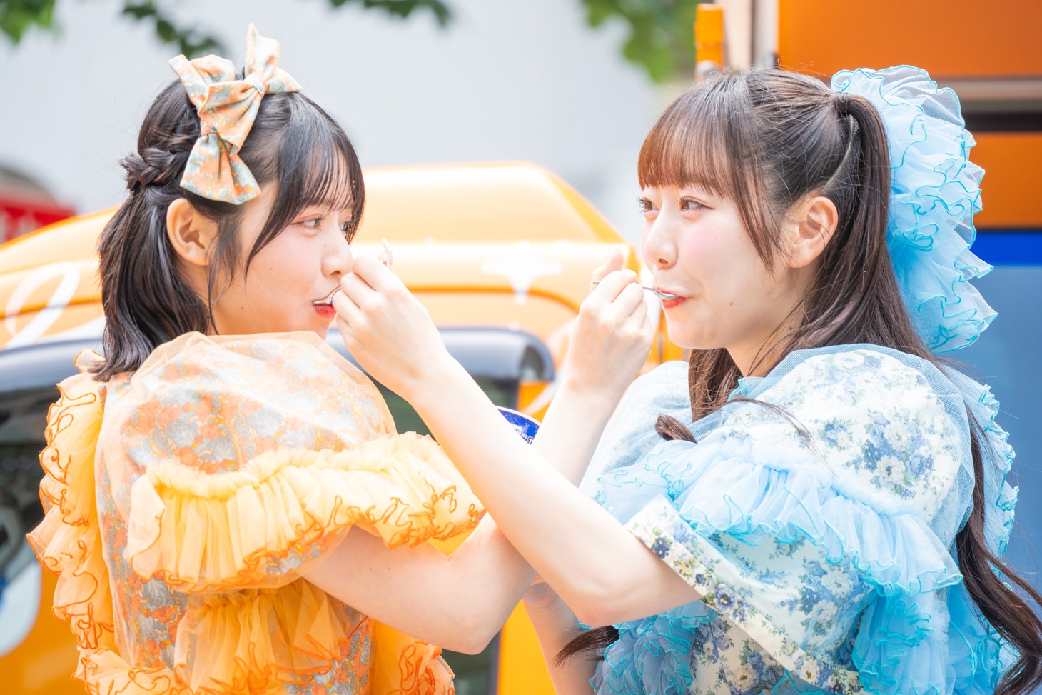 「明治 エッセル スーパーカップ 超バニラ」をお互いに食べさせる鎮西寿々歌と真中まな。