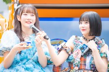 左から真中まな（FRUITS ZIPPER）、福山梨乃（CANDY TUNE）。