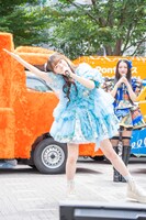 「ABCDE（いい）角度」という鎮西寿々歌（FRUITS ZIPPER）の持ちギャグを披露する真中まな（FRUITS ZIPPER）。