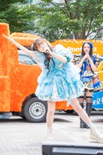 「ABCDE（いい）角度」という鎮西寿々歌（FRUITS ZIPPER）の持ちギャグを披露する真中まな（FRUITS ZIPPER）。