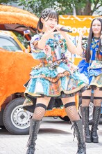 CANDY TUNEの“バズり曲”である「倍倍FIGHT!」を歌って白石まゆみ（SWEET STEADY）を応援する福山梨乃（CANDY TUNE）。