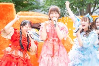 白石まゆみ（SWEET STEADY）の「かわいいだけじゃだめですか？」という言葉に「いいよー！」と返すCUTIE STREETの佐野愛花と梅田みゆ。