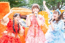 白石まゆみ（SWEET STEADY）の「かわいいだけじゃだめですか？」という言葉に「いいよー！」と返すCUTIE STREETの佐野愛花と梅田みゆ。