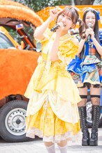 SWEET STEADYの楽曲「ぐっじょぶ！」を歌って白石まゆみを応援する山内咲奈。