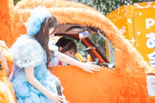 Pontaパス“もふもふトラック”の触り心地を確認する真中まな（FRUITS ZIPPER）。