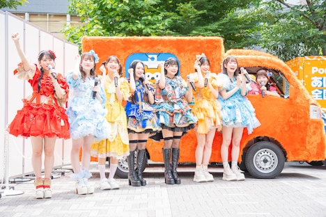 「ポンポンあげすぎトラックキャラバン」出発式の様子。