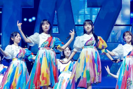 「シーラカンス」を披露する日向坂46四期生と五期生。(撮影:上山陽介)