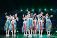 日向坂46三期生と五期生による「パクチー　ピーマン　グリーンピース」のパフォーマンスの様子。（撮影：上山陽介）