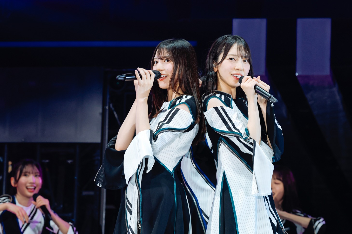 左から小坂菜緒、金村美玖。（撮影：上山陽介）
