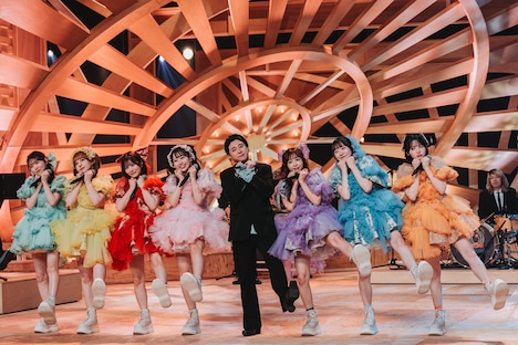 「テレビ×ミセス」より、Mrs. GREEN APPLEとFRUITS ZIPPERのコラボパフォーマンスの様子。（撮影：もろんのん）©TBS