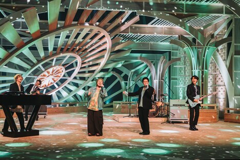 「テレビ×ミセス」より、Mrs. GREEN APPLEとこっちのけんとのコラボパフォーマンスの様子。（撮影：もろんのん）©TBS