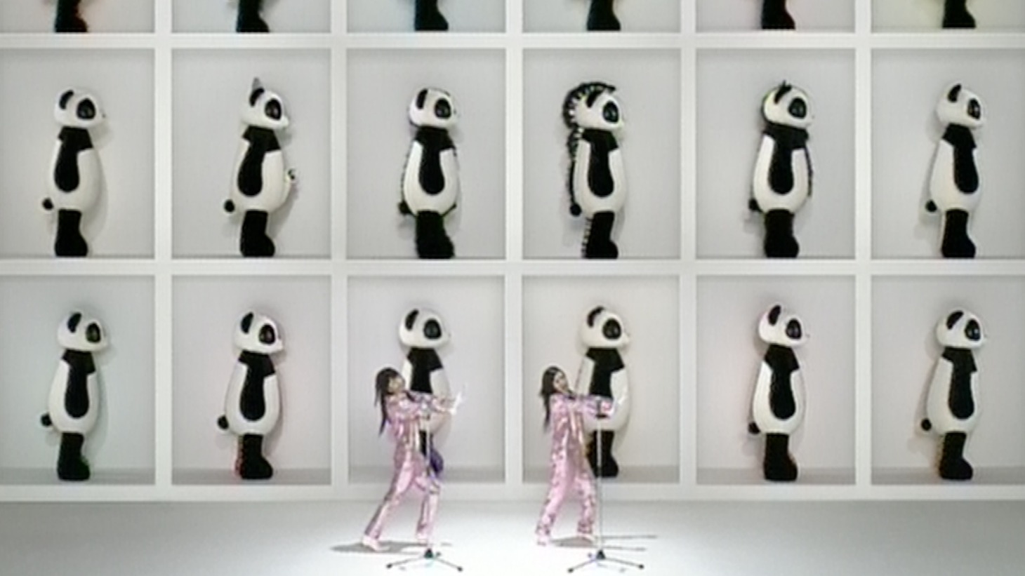 HALCALI「BABY BLUE!」MVより。