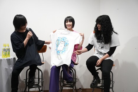 多色刷りによりコストがかかっているコラボT。