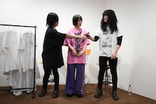 こやまたくやからマイクを受け取るもりもりもと。