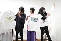個人賞を手に持つヤバイTシャツ屋さん。
