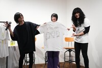 サインを入れたヤバイTシャツ屋さん。