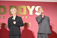 左から豆原一成（JO1）、池崎理人（INI）。