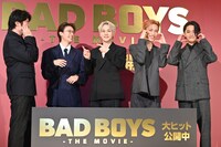 “かわいいポーズ”を記者に求められて考える「BADBOYS -THE MOVIE-」キャスト陣。