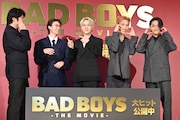 “かわいいポーズ”を記者に求められて考える「BADBOYS -THE MOVIE-」キャスト陣。