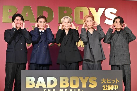 “かわいいポーズ”を記者に求められた「BADBOYS -THE MOVIE-」キャスト陣。