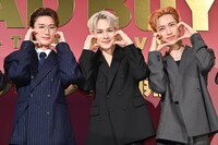 左から山中柔太朗（M!LK）、豆原一成（JO1）、池崎理人（INI）。